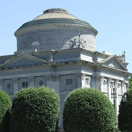 Victoria Hotel *
